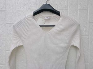 New With tag MNG Ribbed V-Neck Long Sleeve Top