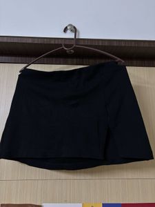 H&amp;M Chic Black Mini Skirt with Slit