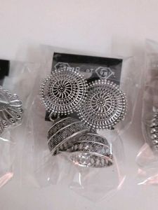 1 Jhumkis Pair