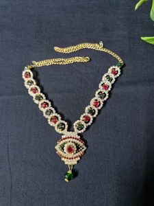 NECKLACE WITH EARRINGS