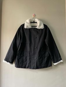 Black winter jacket with soft white faux-fur✨🫶🏻