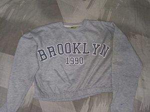 Grey cropped sweatshirt