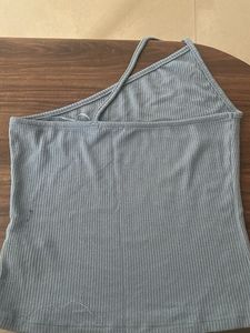 A casual beach/ street/ pub wear