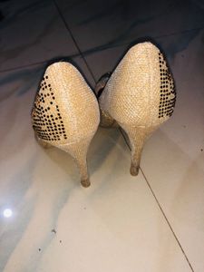 I’m Selling This Beautiful Golden Heels👠