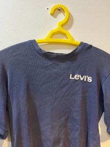 Levi&#39;s Cropped Tee