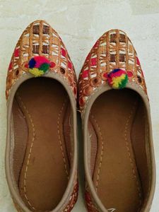Ethnic Embroidered Jutti