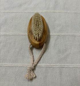 🆕Oriflame Sweden Bamboo Nail brush