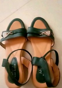 I am selling sandal with High heels