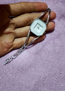 QUESS LADIES WATCH WHITE COLOUR