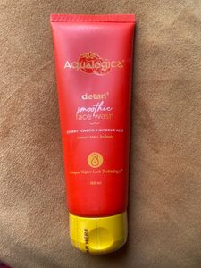 Aqualogica Detan Smoothie Face Wash