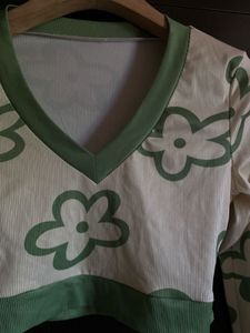 Urbanic🌼 Retro Bloom V-Neck Crop Top 🌼