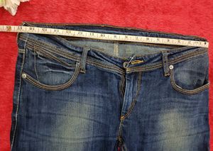 Levi&#39;s Navy Blue Capri
