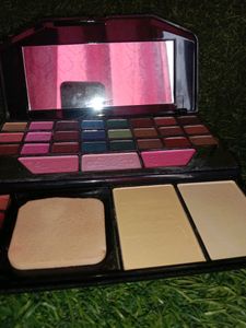 It&#39;s A Beautiful Makeup Kit With Many Eyeshades