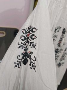 A Beautiful White Tops ,Which Is Very Comfortable