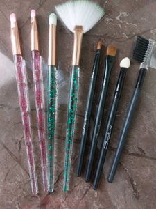 8 Makeup Brushes