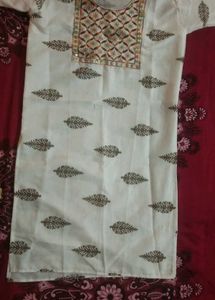 Xxl White Paisley embroidered Neck Printed Kurti