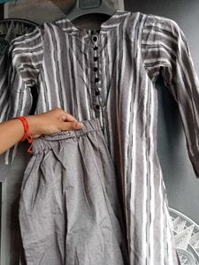 Decent Kurta And Pent Set For Womes