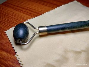 Facial Massaging Kit - Face Roller &amp; Gua Sha