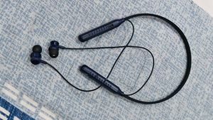 Makzee Zyro Neckband