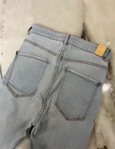 Price Drop 🌷ZARA TRF High Waist Jeans Size Euro34