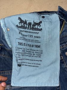 Levis Straight Fit Jeans