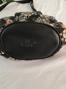 Black Floral Printed Sling Bag (Women&#39;s)