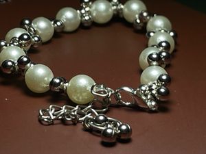 Pearl and metal bracelet with clasp