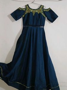 Elegant Navy Blue Cold-Shoulder Gown .