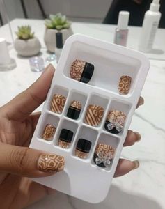 Press-On Nail Set🤎