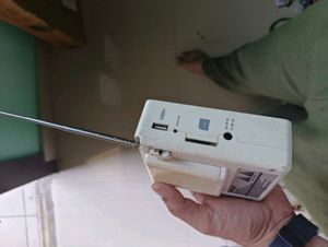 Vintage Portable Radio -{ not working}