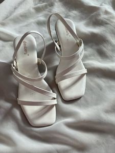 🌸 White Heels 🌸