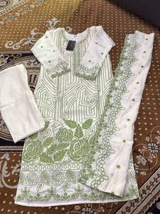 Elegant Embroidered Kurti Set.available 4 sizes