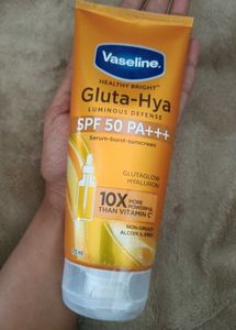vaseline gluta hya spf 50 +++