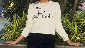 Stylish White Graphic Print sweatshirt