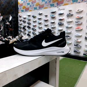 BRAND NEW NIKE GUIDE 10
