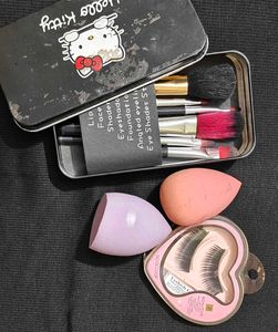 Make-up Brushes With Beauty Blender And Eyelashes