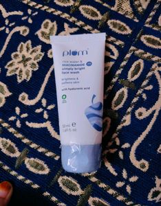 Plum 2% Niacinamide Simply Bright Face Wash With R