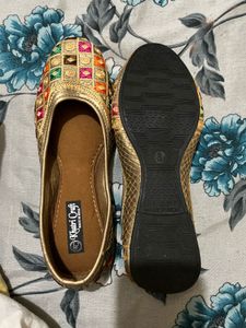 Embroidered Juttis