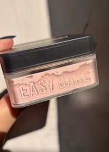 Huda beauty Easy Bake Loose Setting Powder