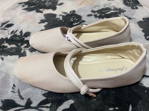 NWT Girls Cream Ballet Flats