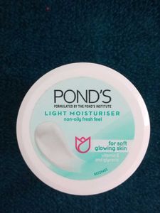 Pond&#39;s Light Moisturiser