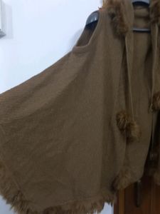 Open Poncho Shurg With Pompom
