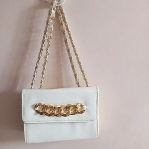 WHITE SLINGBAG