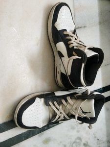 Air Jordan 1 Mid - Black &amp; White