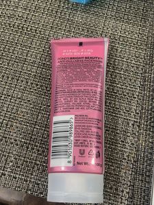 Pond&#39;s Bright Beauty Facewash