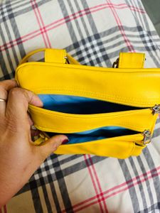 Smart Girly Slingwith 3 Zip N One Pocket