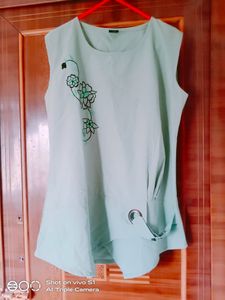 Sleevlessv Top