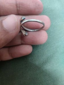 Hugging Hands Ring In 925 Silver