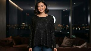 Sparkly Black Sweater Top (⁠◕⁠ᴗ⁠◕⁠✿⁠) ✨