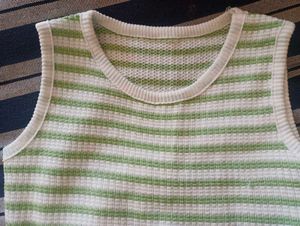 GREEN AND WHITE LINING KEORIAN TOP💚